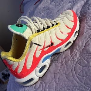 Nike Airmax. Worn once, comfortable fit & Great condition.